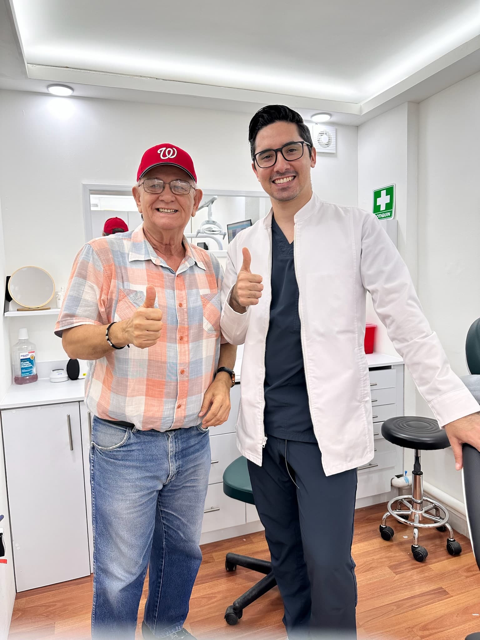 Paciente y Dr. Joel Méndez tras tratamiento All-on-X en Clínica IDEN
